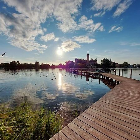 Zentrale Ferienwohnung - Direkt Am See Und Schloss Schwerin  Exterior photo